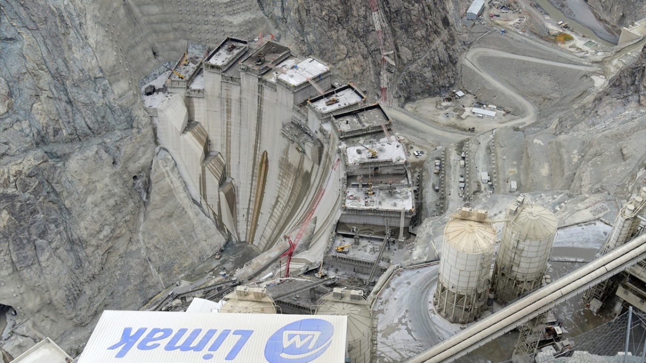 Kemer baraj sınıfında 275 metreyle Türkiye`nin birinci, dünyanın üçüncü en yüksek barajı olacak Yusufeli Barajı ve HES`in Haziran 2021`de devreye girmesi planlanıyor. Barajın yapımında ise yüzde 72 fiziki gerçekleşme sağlandı.