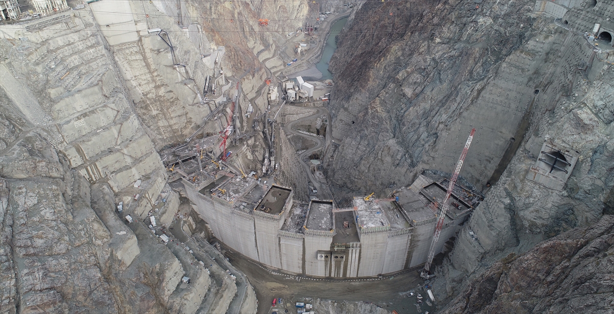 Baraj tamamlanıp işletmeye alındığında üretilecek enerjiyle 650 bin kişinin elektrik ihtiyacı karşılanacak.