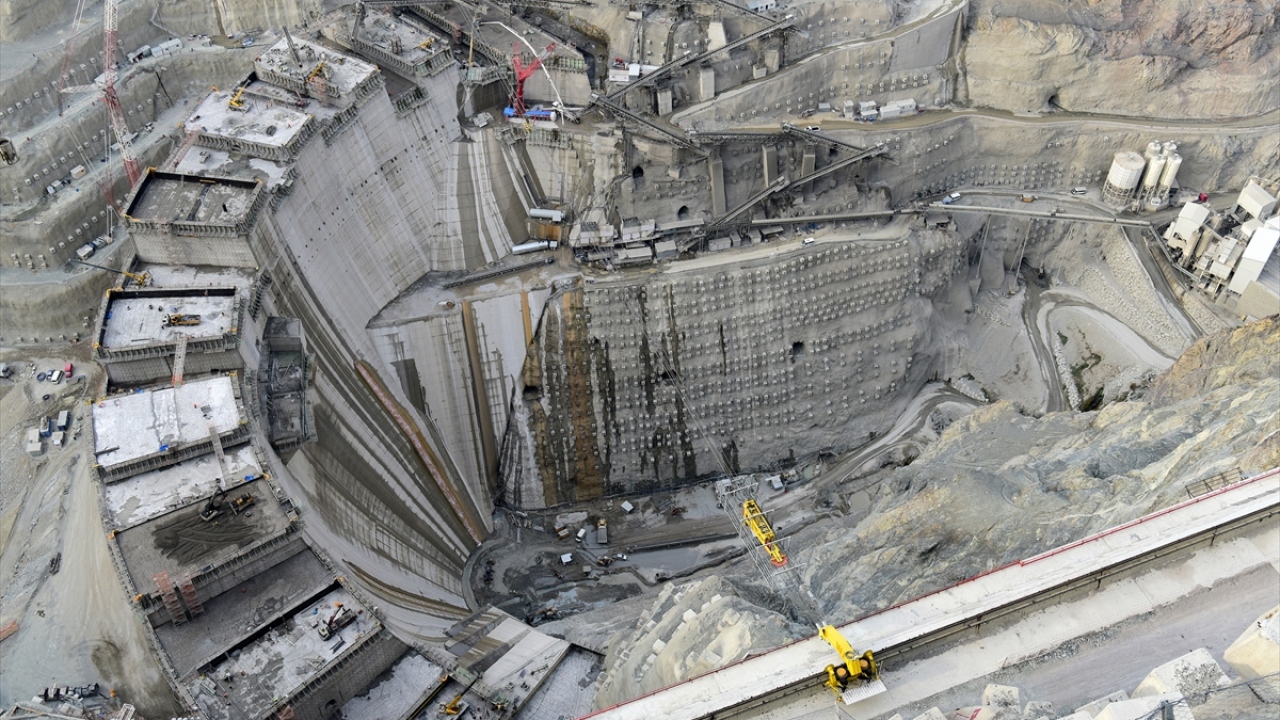 Her biri 186 megavatlık 3 üniteden oluşan Yusufeli Barajı ve HES tesisinin toplam kurulu gücü 558 megavat, yıllık enerji üretimi ise 1 milyar 888 milyon kilovatsaat olacak.