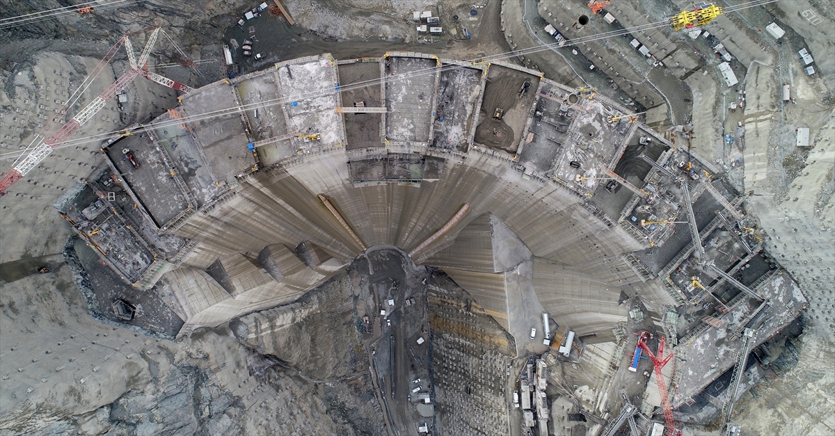 Yusufeli Barajı ve HES, ürettiği enerjiyle milli bütçeye yıllık 1 milyar 250 milyon lira katkıda bulunacak.