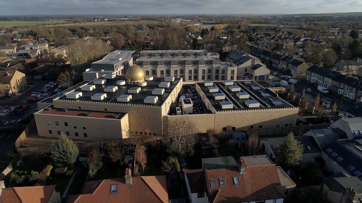 Kilise veya evlerden dönüştürülen dört mescit ihtiyaca cevap veremez hale gelince kentteki Müslüman öğrenciler, Cambridge Üniversitesi İslami çalışmalar öğretim görevlisi Dr. Timothy Winter`a başvurdu.