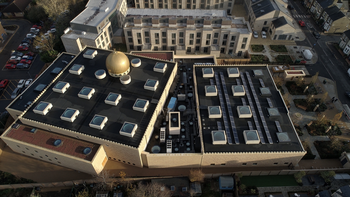 "9-16. Yüzyıllar Arasında İslam Medeniyetinde Bilimsel Miras" adlı kalıcı bir sergiye de ev sahipliği yapan cami, sadece bu sene aldığı 9 ödül ile de dikkat çekti.   