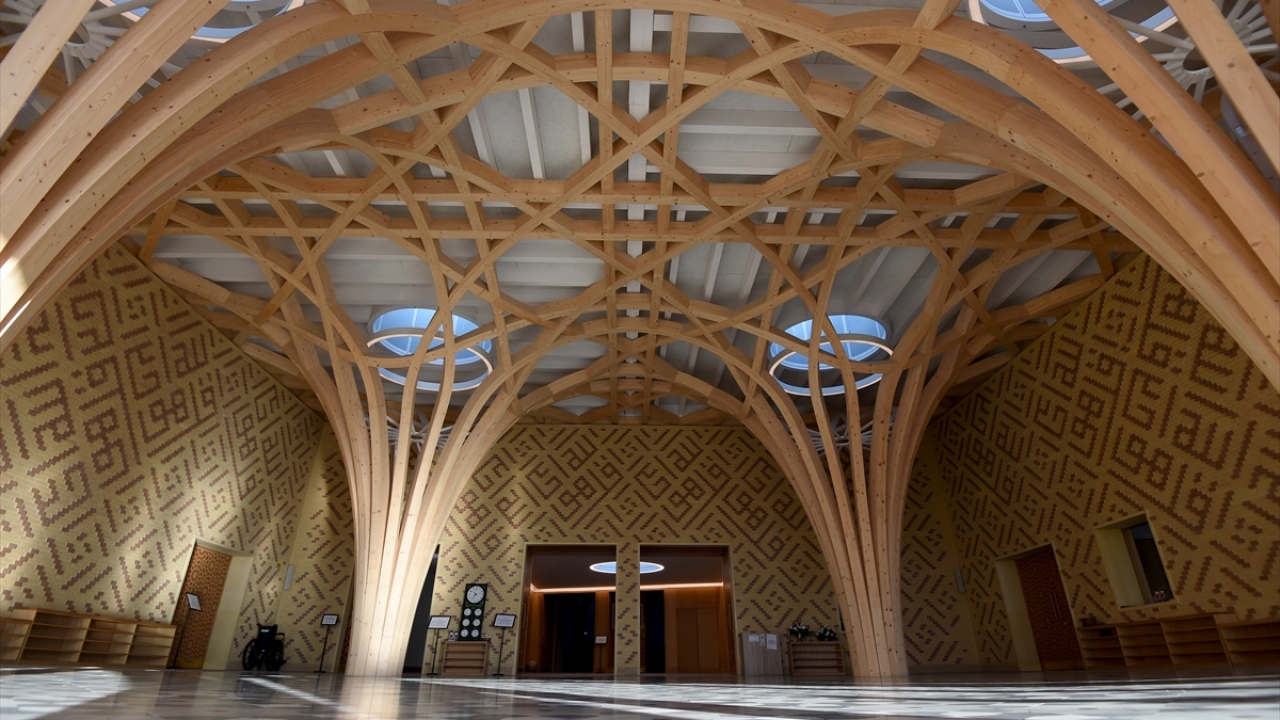 Caminin imamı Ali Tos, caminin özelliklerini ve camiye olan yoğun ilgiyi  anlattı. 