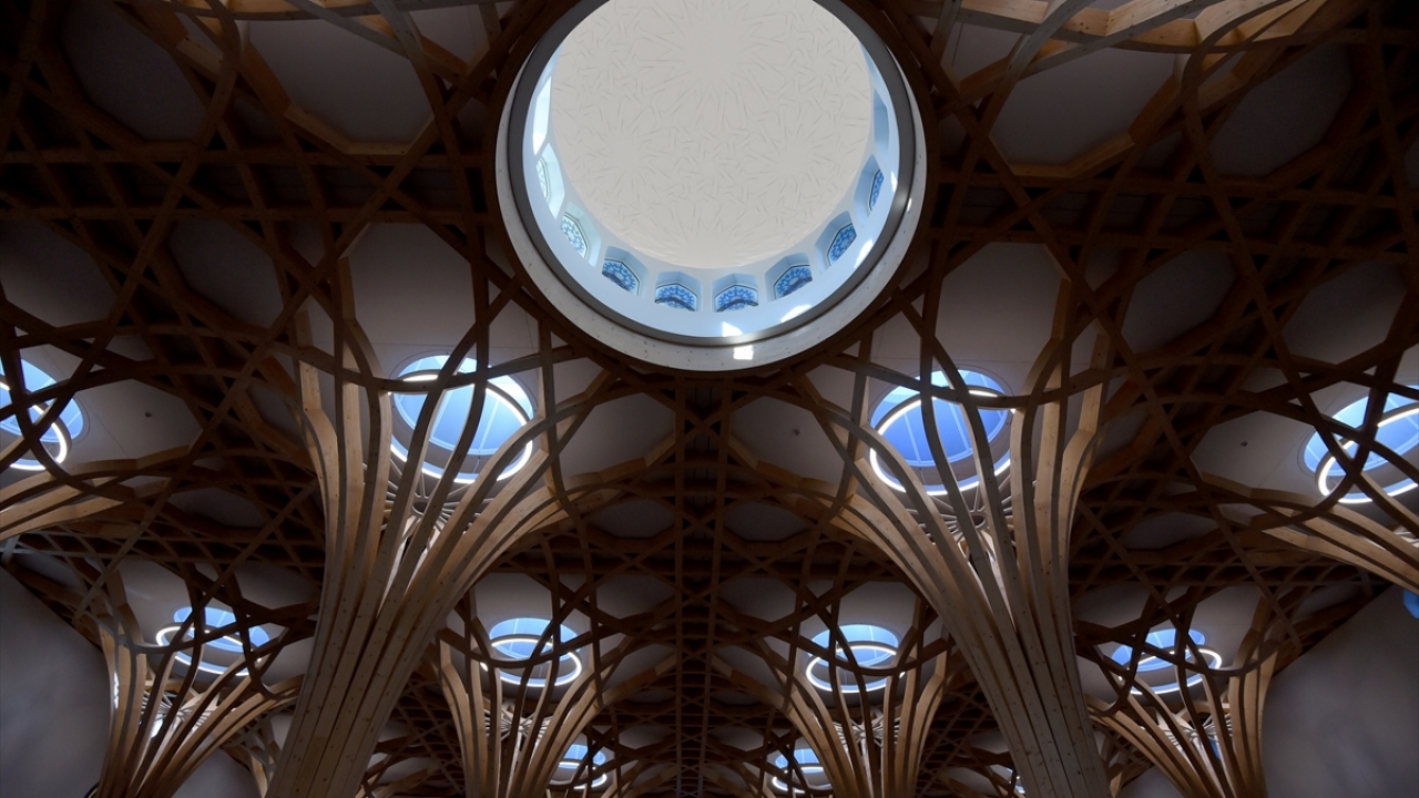 Tos, "bir ümmet camisi" olarak nitelendirdiği camide, tüm Müslümanların yan yana saf tuttuğunu sözlerine ekledi.