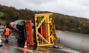 Kocaeli'de rüzgar türbini taşıyan tır devrildi