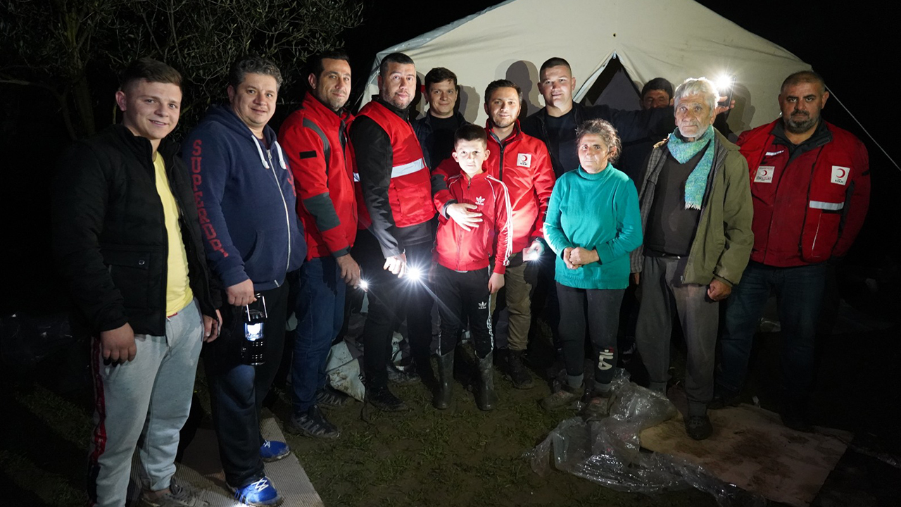 Türk Kızılay, Dıraç kentine bağlı Peza köyünde evleri 26 Kasım’daki depremde ciddi hasar gören aileye ulaştı.