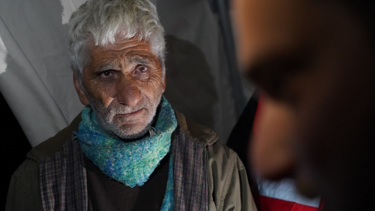 Zor durumda kalan aileye Türk Kızılay tarafından başta çadır olmak üzere gıda ve hijyen malzemesi desteği verildi.