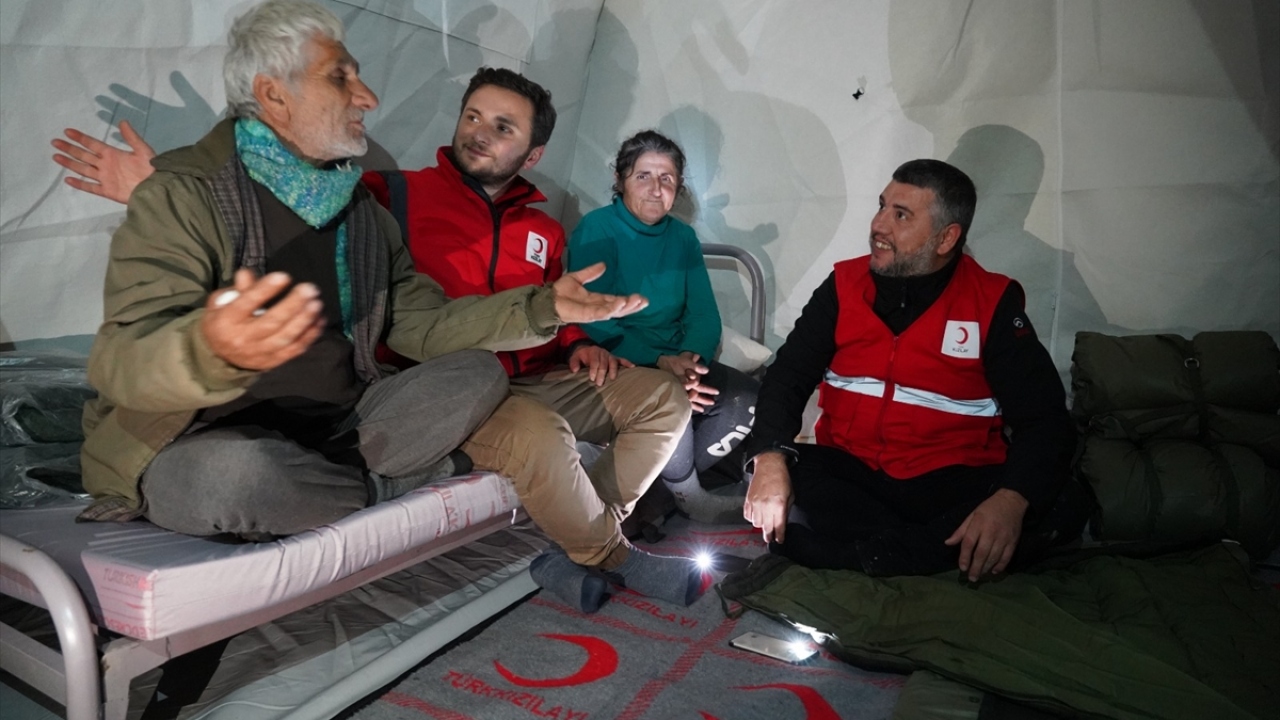 Ailesinin durumu hakkında Türk Kızılay yetkililerine bilgi veren Naim Hakrama, 6 ve 3 yaşında olmak üzere 2 çocuğunun depremden sonra konuşma yetilerini kaybettiğini söyledi.