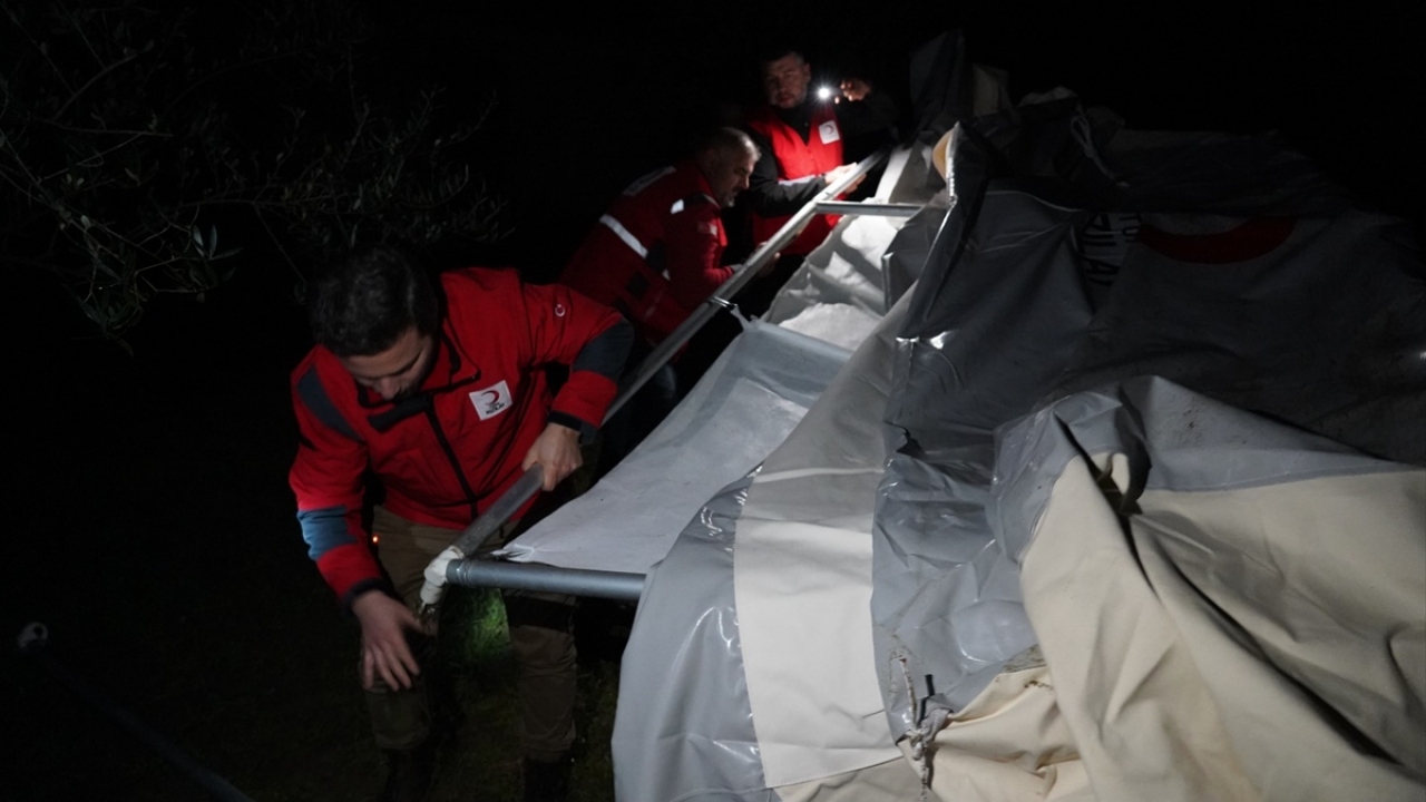 Hakrama, ayrıca herhangi bir gelir kaynaklarının olmadığını ve elektrik ile şebeke suyu gibi temel ihtiyaçlardan da yoksun olduklarını anlattı.