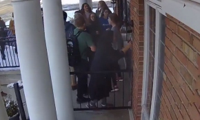 ABD'de çatışmadan kaçan arkadaşlarını camiye alan öğrenci takdir topladı