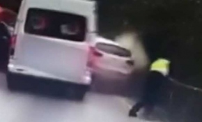 Çin'de bir polisin üzerine savrulan araçtan kendisini kurtarma anı kamerada