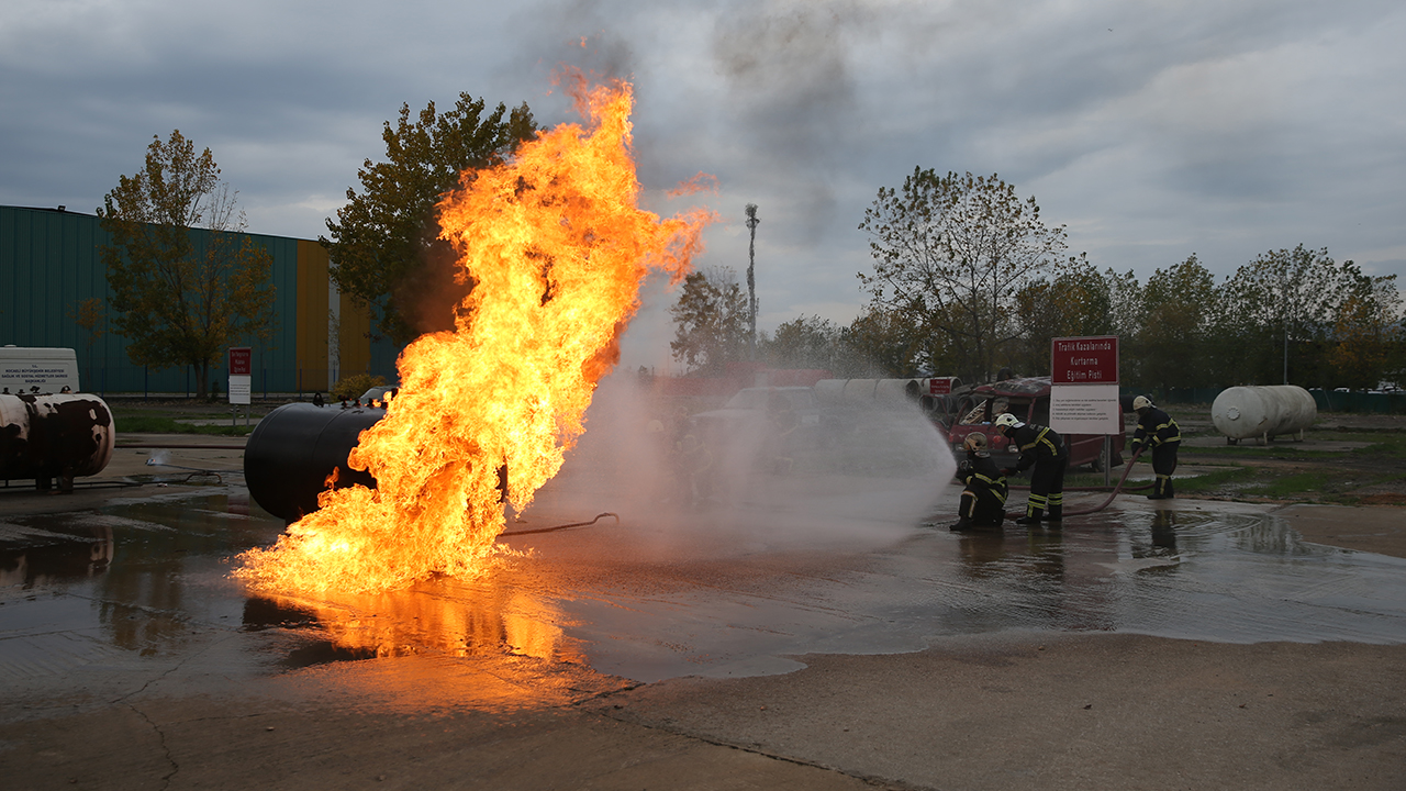 Kocaeli Büyükşehir Belediyesi İtfaiye Başkanlığındaki proje kapsamında verilen eğitimin ardından sertifika alan üniversite öğrencileri, kentin farklı noktalarında bulunan itfaiye istasyonlarında nöbet tutuyor.