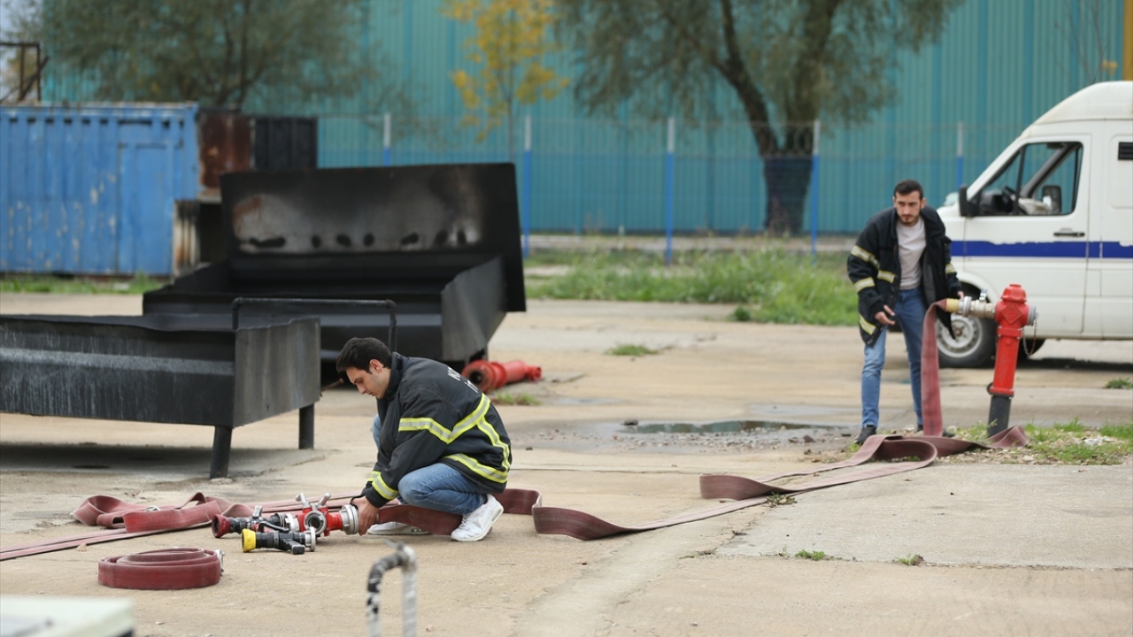 Kocaeli Üniversitesi (KOÜ) Makine Mühendisliği Bölümü 3. sınıf öğrencisi Özcan Bora Özdemir, yaptığı açıklamada, gönüllü itfaiyeciliğe yaklaşık 5 ay önce başladığını belirtti. 