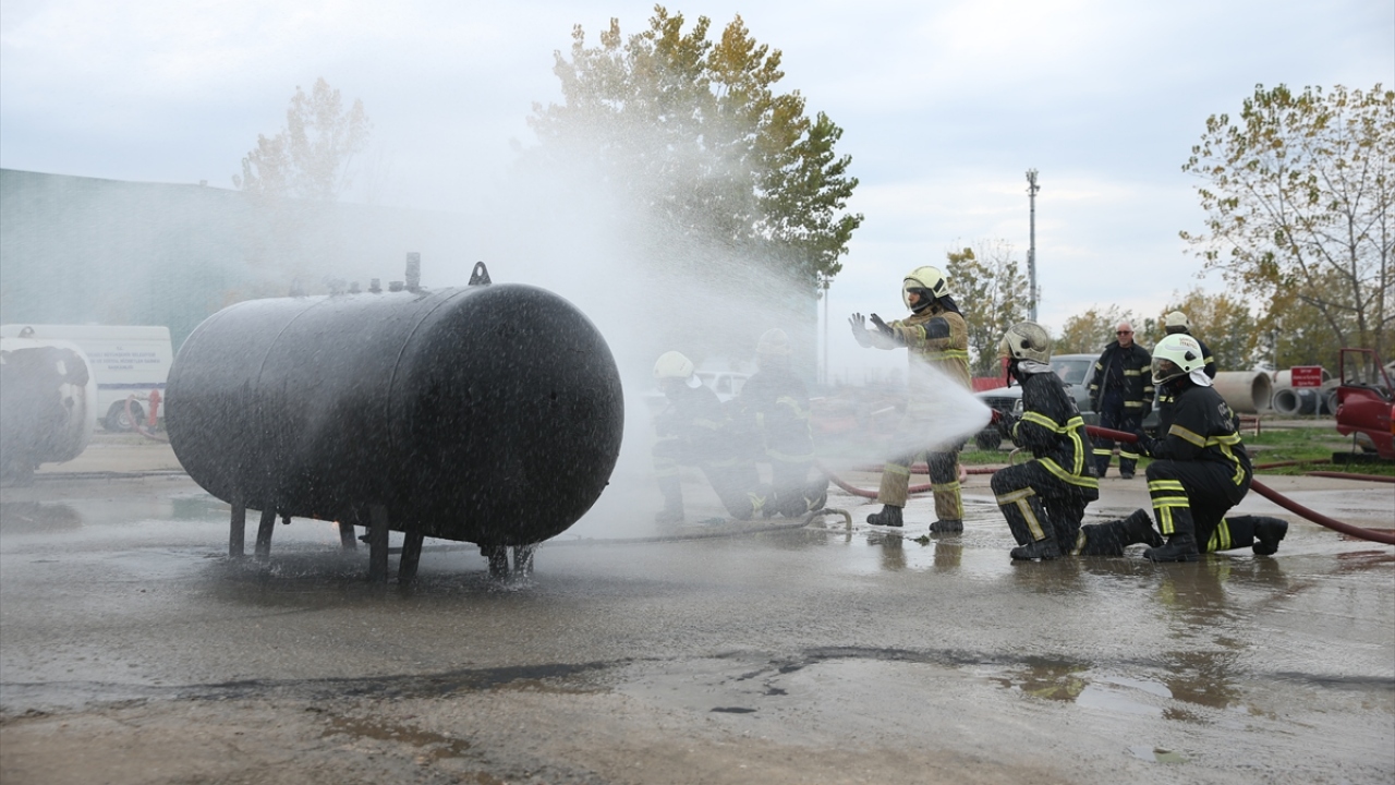 Gönüllü olarak zor durumda olan insanlara yardım etmenin önemine değinen Akpınar, "Boş zamanlarımızda, 2-3 kişi grup olarak nöbet tutuyoruz." dedi.