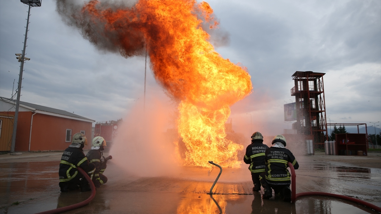 Yaklaşık bir yıldır gönüllü itfaiyecilik yapan Çelik, bizzat olayların içinde giderdiklerini, aslında gönüllü itfaiyecilik eğitiminin, sadece itfaiyecilik bölümünü okuyanların alması gereken bir eğitim olmadığını bildirdi.