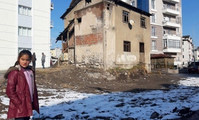 Evleri yanan Afgan çocuk saatlerce gözyaşı döktü