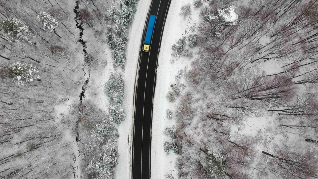 Özellikle karda doğa yürüyüşü yapmayı sevenler için uğrak mekan olan Topuk Yayla Tabiat Parkı`ndaki göletin bir kısmı ise dondu.