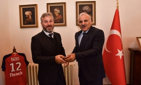 Trabzon'da fenalaşan yolcuya müdahale eden otobüs şoförü ödüllendirildi