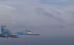 Ukrayna'nın fırlattığı seyir füzesi ile SU-27 savaş uçakları yan yana uçtu