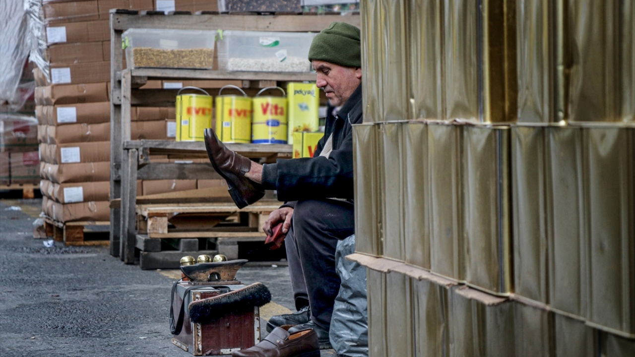 "Boyacı" diye bağırarak esnafa gülümseyen, zaman zaman da koli taşıyanlara yardımcı olan Kavasoğlu, hızlı konuşması ve yardımseverliğiyle tanınıyor.