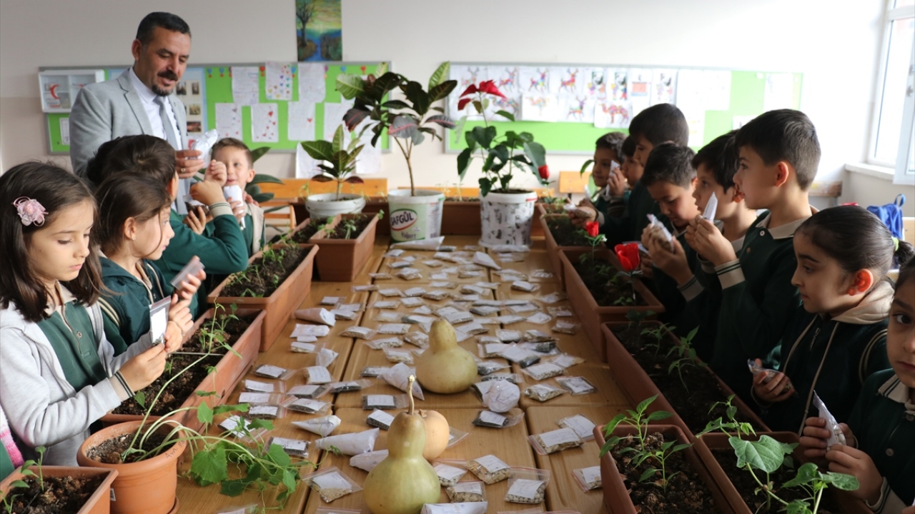 Şehit Şendoğan Topçu İlkokulu Sınıf Öğretmeni Halil Bulut, öğrencileriyle çeşitli ürünler ekti.