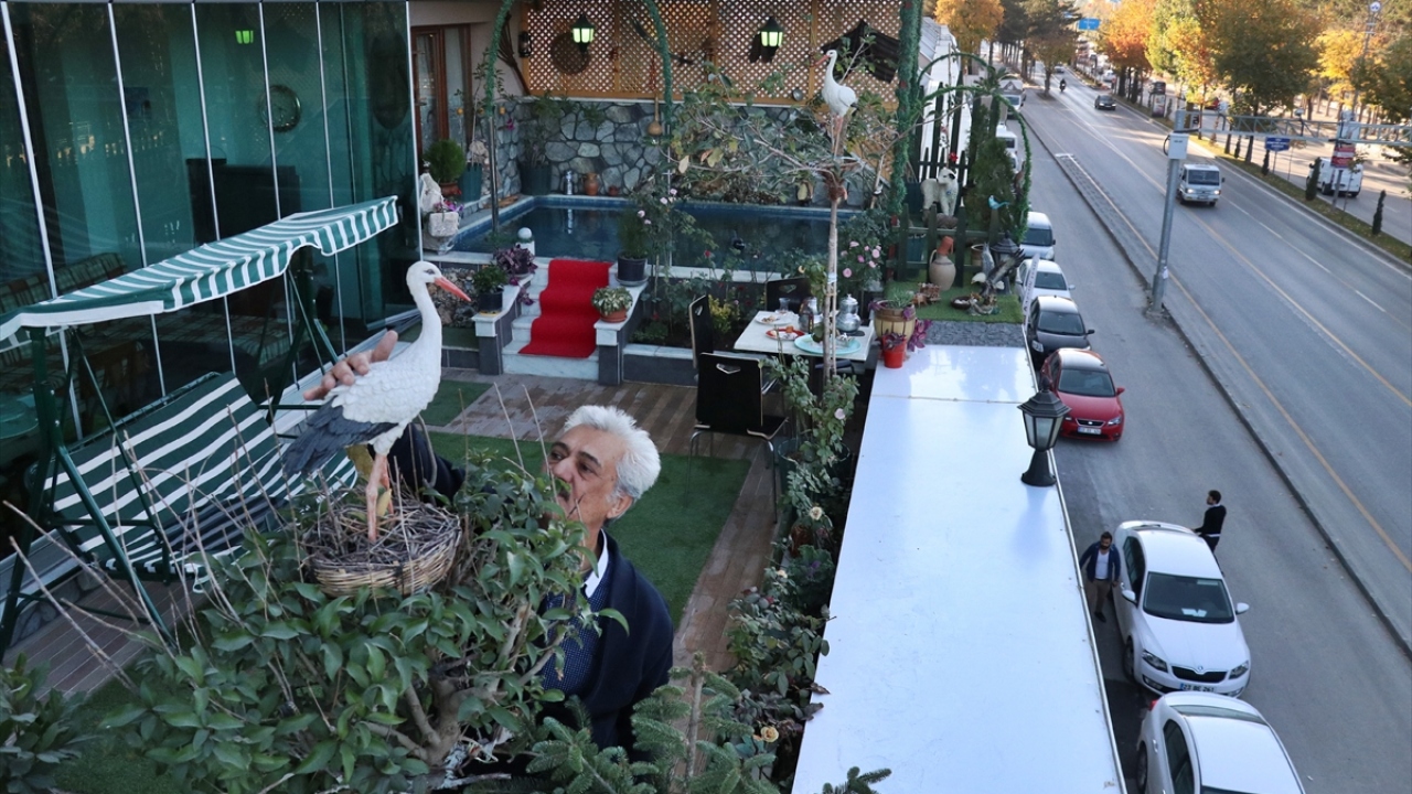 Çiftlik hayatına büyük özlem duyan Mehmet Arda, evinin terasını alçıdan yapılan keçi, kuzu, sincap, kartal, leylek, baykuş gibi 40`ı aşkın hayvan figürü ile süsledi.