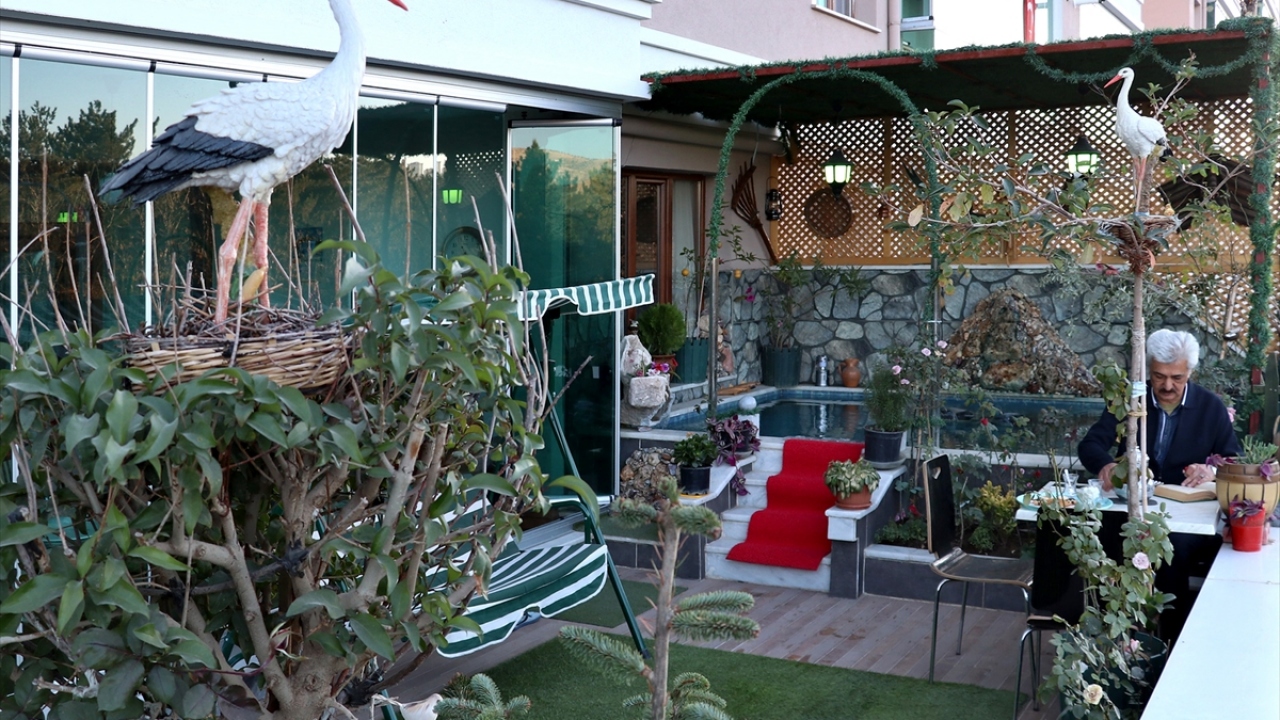 Günün büyük bölümünü havuz ve şelale yaptığı, yeşillendirdiği alanda geçiren Arda, kitap okuyor, demlediği çayı yudumluyor.