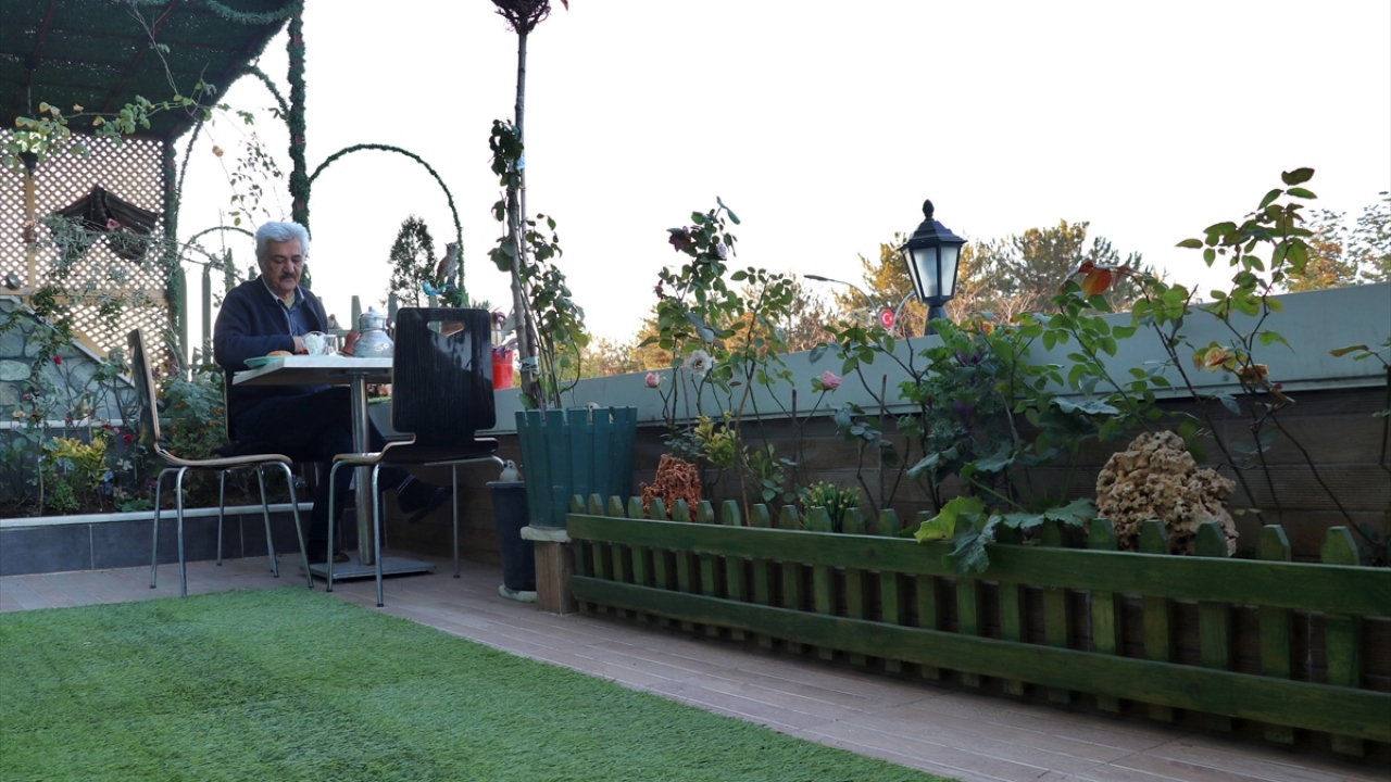 Arda`nın iki yıllık emekle dizayn ettiği teras, misafirlerinin de ilgisini çekiyor.