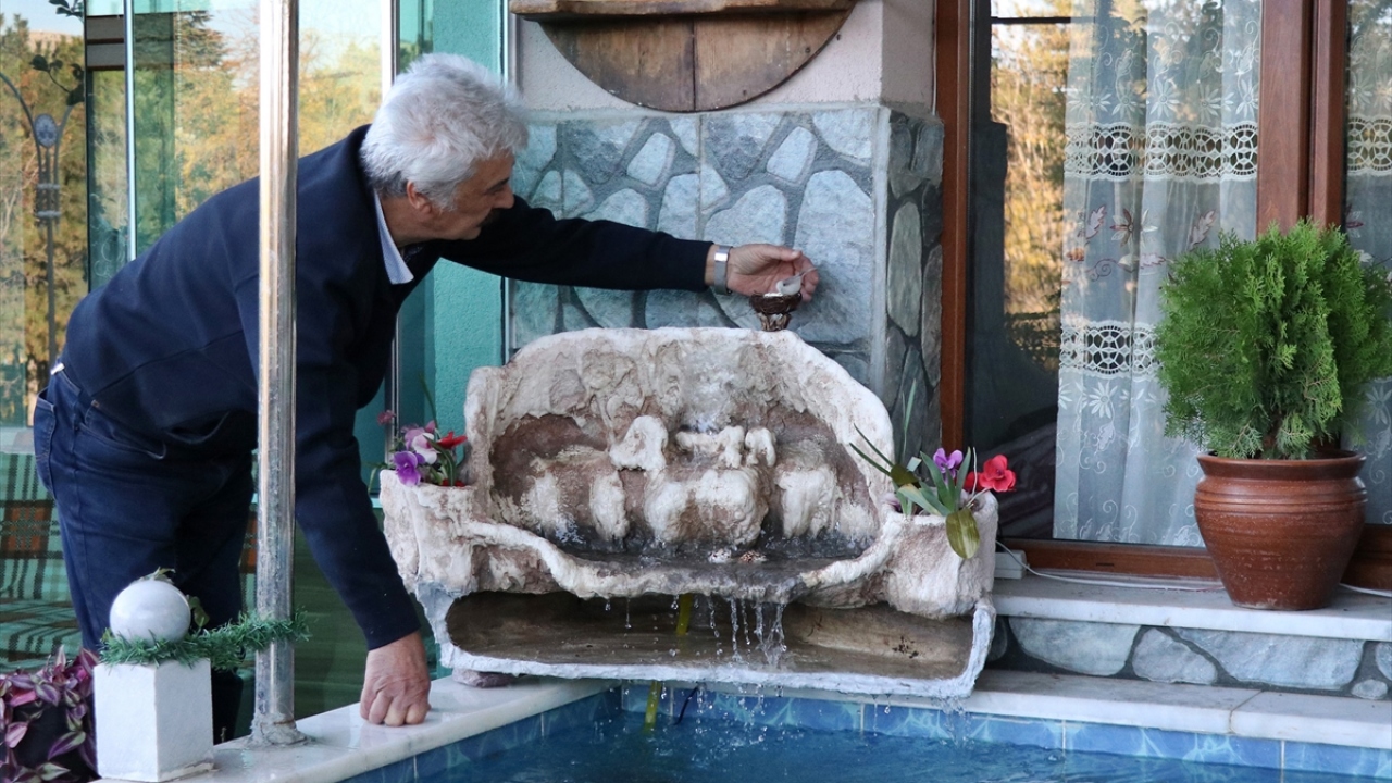 Arda, 60 metrekarelik balkonun duvarlarına aile büyüklerinden kalan eşyaları asarak, hatıralarını yaşatıyor.