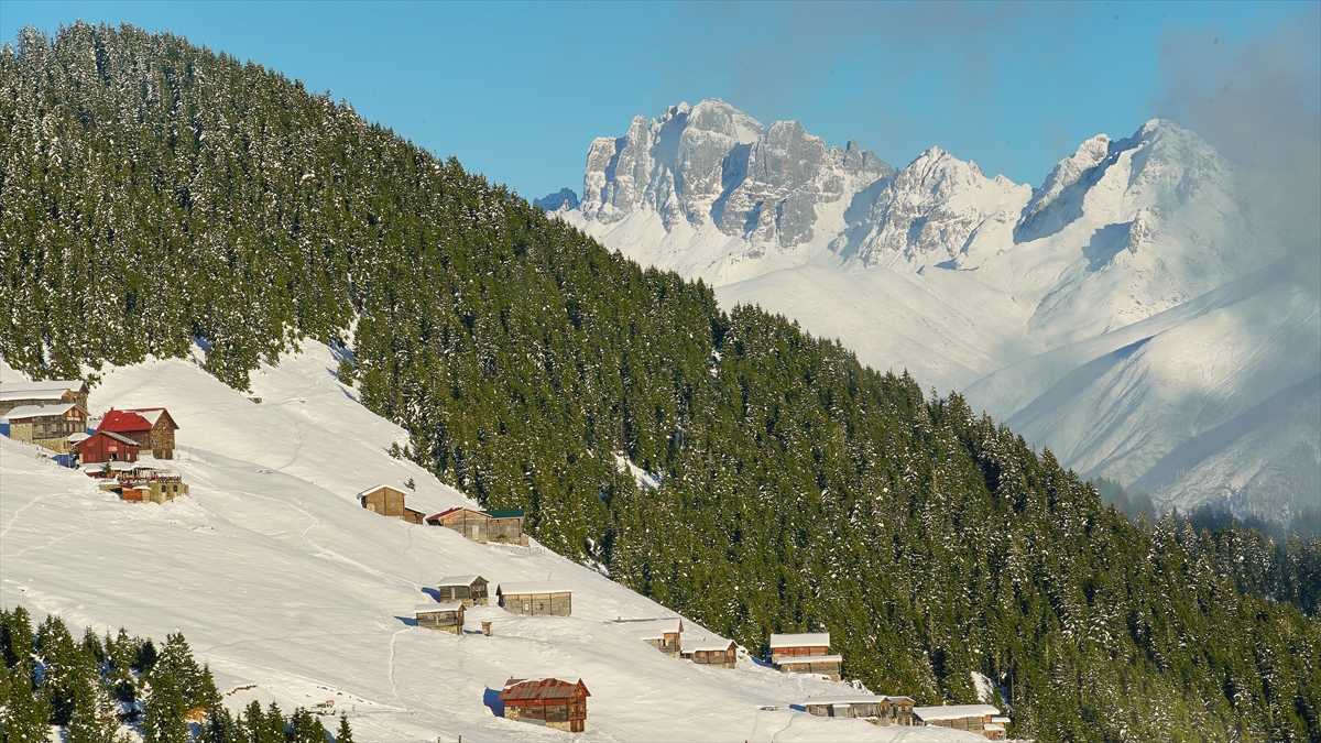 Türkiye`nin 3 bin 937 metreyle en yüksek 4`üncü dağı olan Kaçkarlar, muhteşem görüntüsü ile ziyaretçilerini adeta büyülüyor.