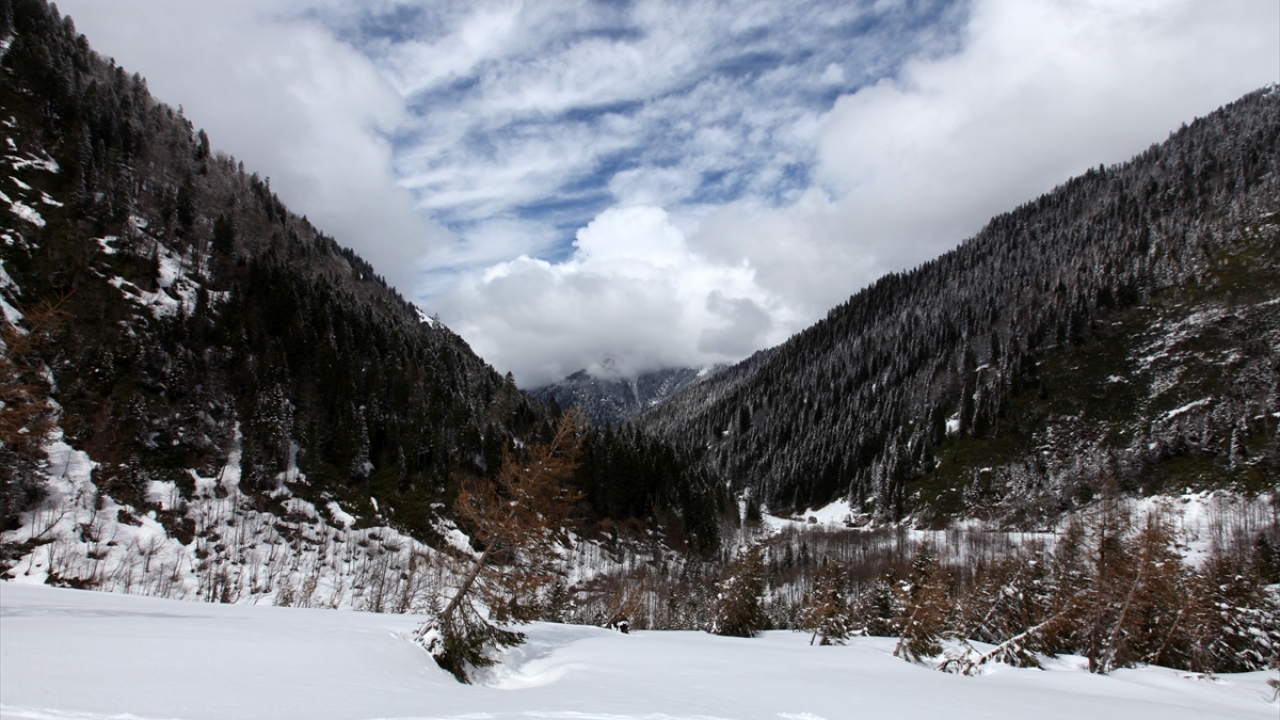 Kaçkar, birçok yaylaya sahip olmasının yanı sıra 2 bin 500 rakımın üzerine ulaşabilen ve adeta bulut denizini andıran manzarası ile fotoğraf tutkunlarına eşsiz güzellikler sunuyor.