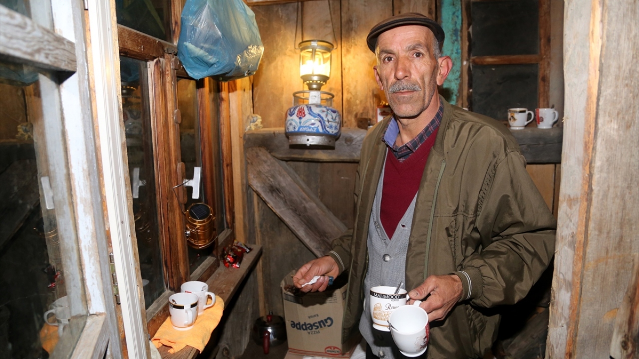 Sada Köyü`nde yaşayan Halil Demir`in çocukları Cemile ve Yasin Demir`in yanı sıra aynı mahalleden Neslihan ve Seçil Bostancı, hafta içi her gün servis aracıyla ilçe merkezindeki okullara gidiyor.