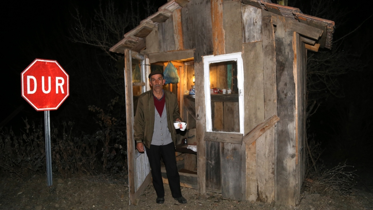 Kış mevsiminde, soğuk havalarda ıslanıp üşümelerini istemeyen Halil Demir, öğrencilerin servis aracını bekledikleri yerde geçen yıl yaklaşık 4 metrekare büyüklüğünde bir kulübe yaptı.