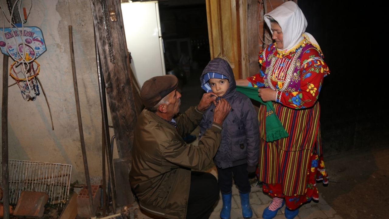 Kulübenin içine soba da kuran Demir, çocukların okula gittiği her sabah erkenden kalkıp onlardan önce giderek sobayı yakıyor.