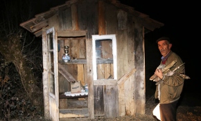 Öğrenciler üşümesin diye her sabah durağı sobayla ısıtıyor