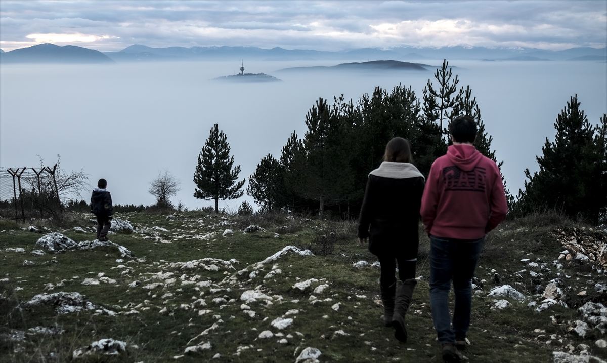 Sokağa çıkan Saraybosnalılar hava kirliliğinden etkilenmemek için ağız ve burunlarını şal ve giysileri ile kapattı.