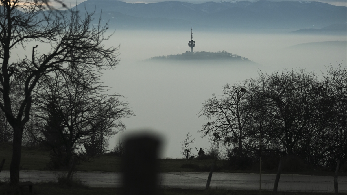 Bosna Hersek Federasyonu Hidrometeroloji Kurumunun verilerine göre, kirli havada bulunan PM10 zararlı partikül oranı gün içinde 330, yani "tehlikeli" seviyeye ulaştı.