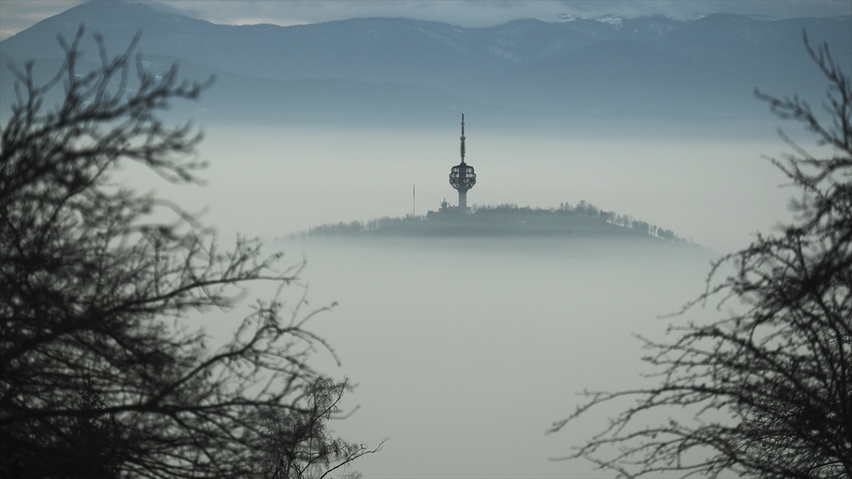 Ayrıca, hava kalitesi izleme ağı AirVisual`ın verilerine göre, Saraybosna bu sabah dünyanın en yoğun hava kirliliğinin yaşandığı 10 şehirden biri oldu.