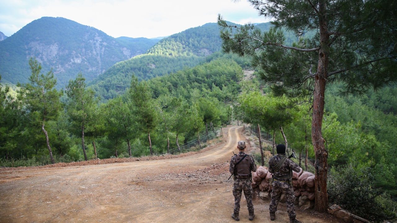 Amanos Dağları`nda "Bayraktepe" ve "Sancaktepe" olarak adlandıran hakim tepelerde görev yapan özel harekat polislerinin "vatan nöbeti" sürüyor.