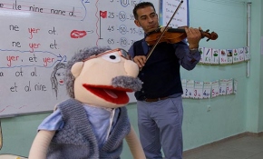 Mahir öğretmen dersleri kukla Bakkal Amca ile işliyor