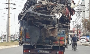 Hurda araç taşıyan kamyon trafikte tehlike saçtı