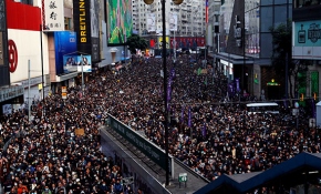 Hong Kong'da demokrasi talebiyle düzenlenen yürüyüşe binlerce kişi katıldı