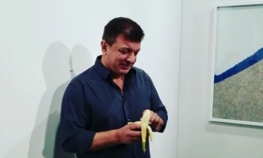 Duvardaki muzu yedi, sanat fuarından kovuldu