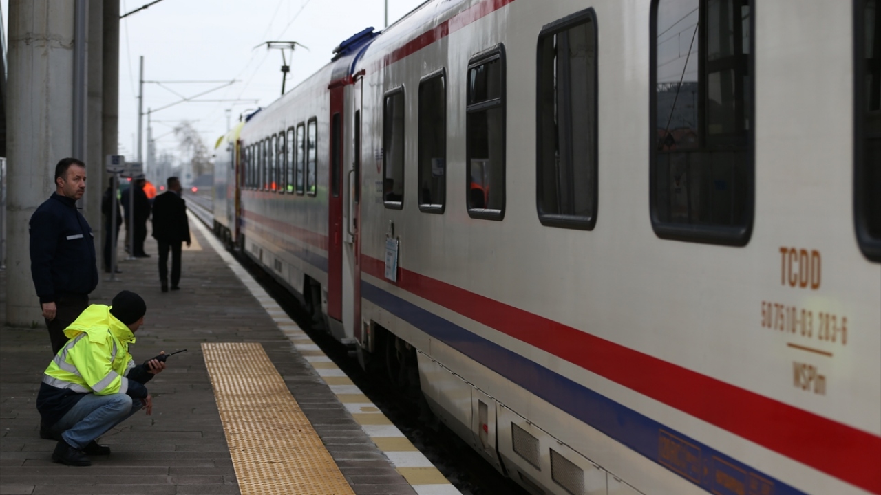  Arifiye`den saat 15.30`da tekrar hareket eden trenin, saat 21.34`te Ankara`ya ulaşması bekleniyor.