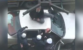 Aracının çekilmesini engellemek için üzerine çıktı