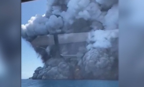 Yeni Zelanda'daki yanardağın patlama anı kamerada