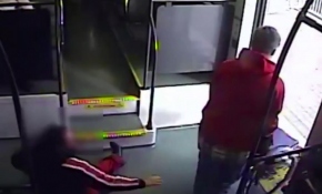 ABD'de bir saldırgan engelli kadının tekerlekli sandalyesini çalmaya çalıştı