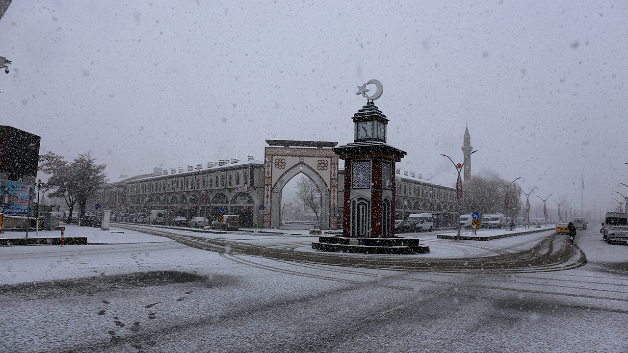 Büyükşehir Belediyesinden yapılan açıklamaya göre, yüksek kesimlerde zaman zaman etkili olan kar ve tipi ulaşımda aksamalara neden oldu.