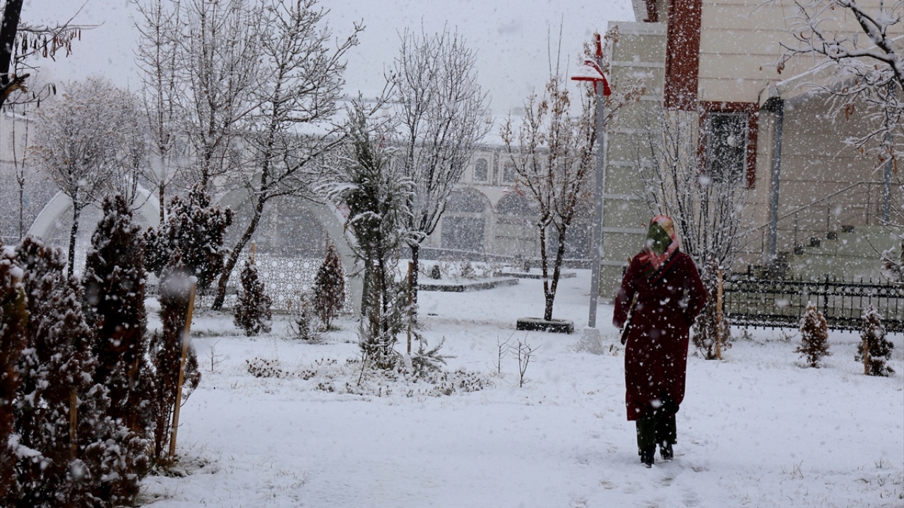 Gürpınar`da 26, Bahçesaray`da 5 ve Başkale`de 2 yerleşim yerinin yolu kar ve tipi yüzünden ulaşıma kapandı.