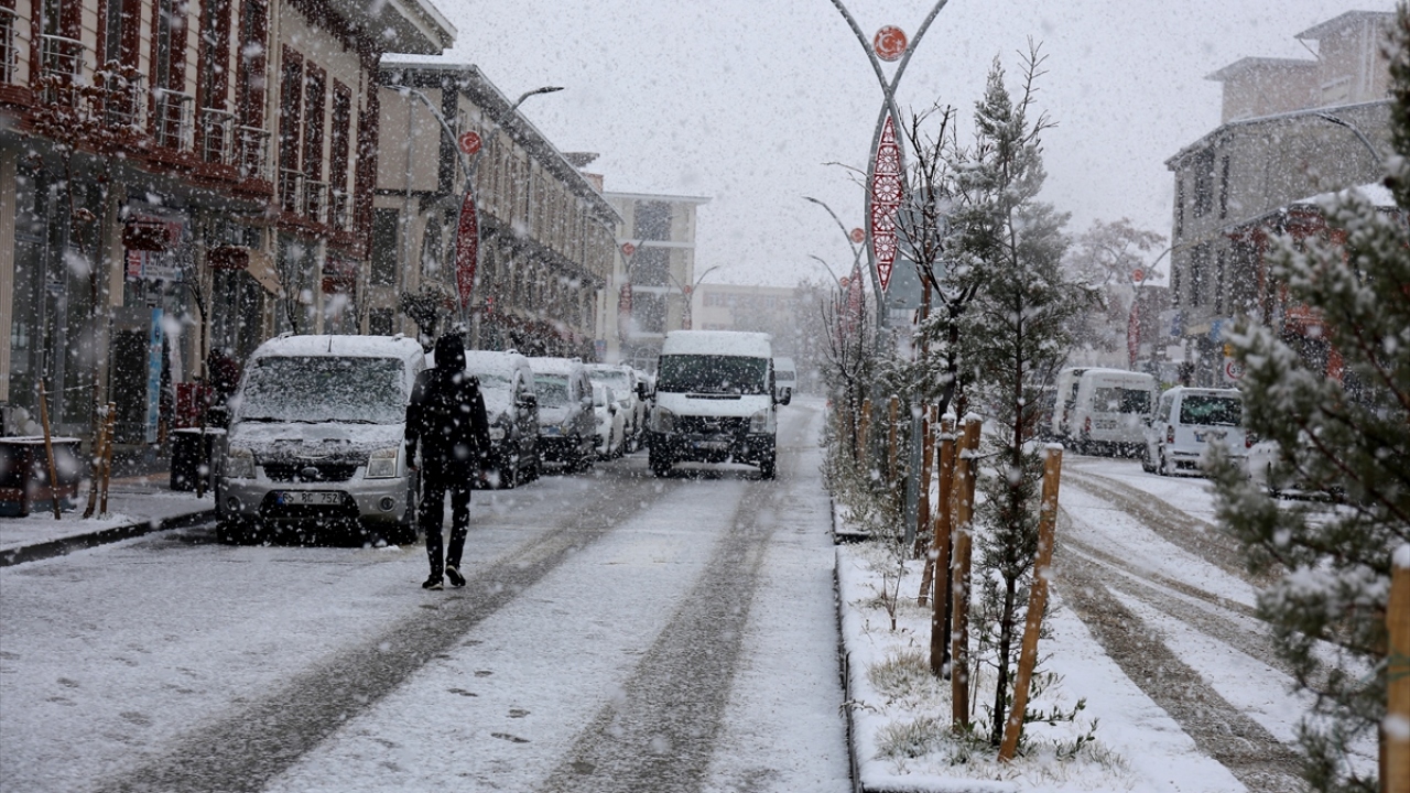 Meteoroloji 14. Bölge Müdürlüğünden yapılan açıklamaya göre, bölge genelinde havanın parçalı ve çok bulutlu, Van, Hakkari ve Bitlis çevrelerinin kar yağışlı geçeceği tahmin ediliyor.